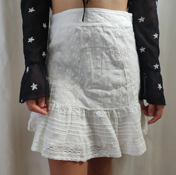 NWT UO Victorian Eyelet Ruffle Mini Skirt - Picture 4 of 4